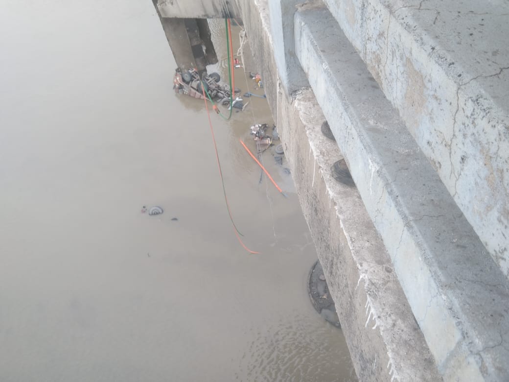 12 Killed as Vehicles Plunge into River after Gambhira Bridge Collapses in Vadodara, Gujarat